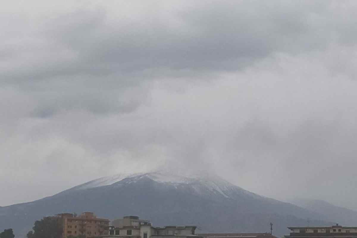 Catania, forte pioggia e temporali: cima dell’Etna già imbiancata