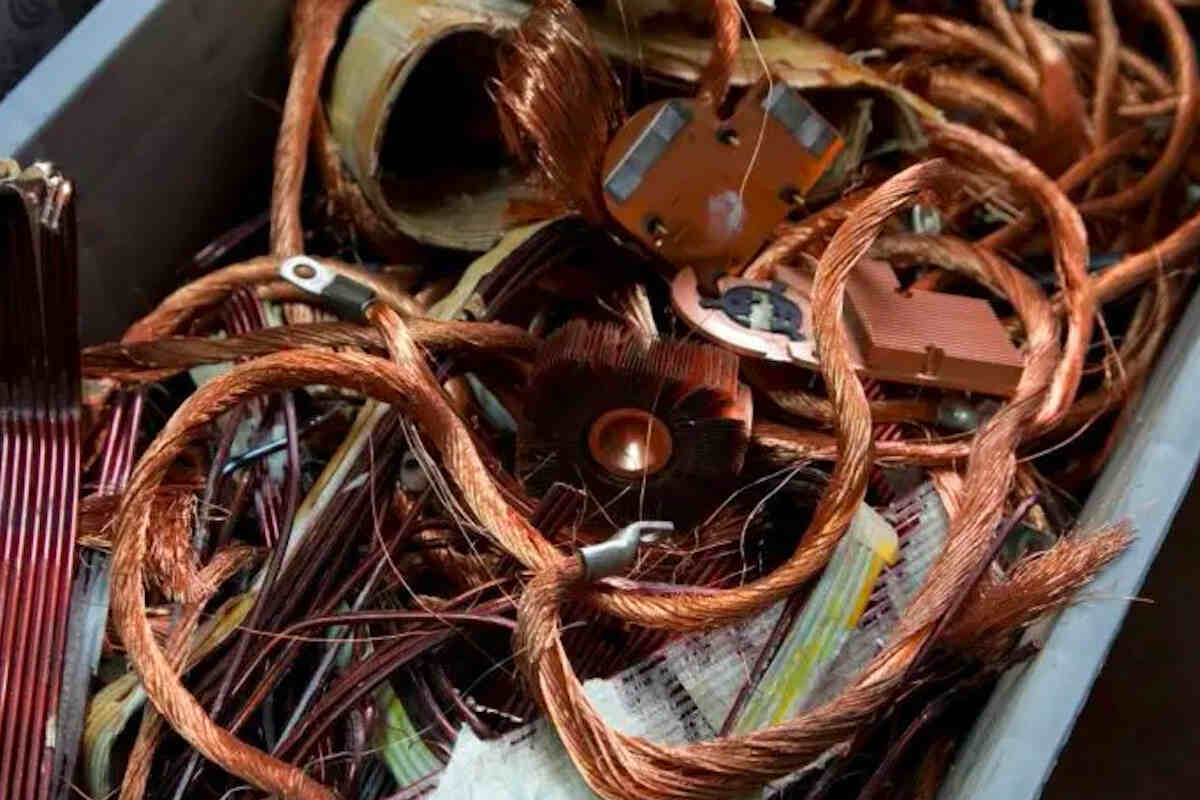 Raffica di furti di cavi di rame in autostrada, carreggiate al buio sull’A29