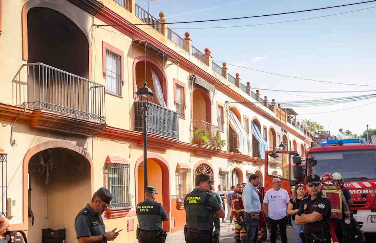 Dramma in Spagna, esplode batteria di un cellulare e la casa va a fuoco: famiglia sterminata