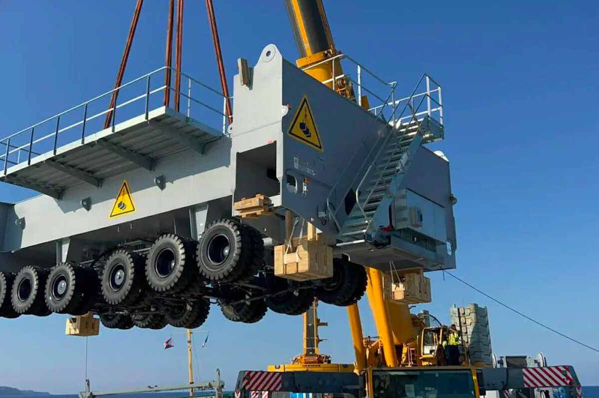 Messina, arriva la grande gru per completare il pontile di Giammoro