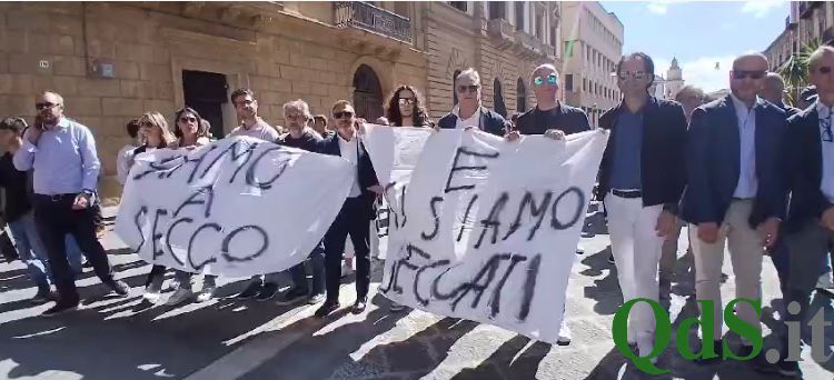 FOTO E VIDEO | Crisi idrica a Caltanissetta, scendono in piazza gli studenti della città