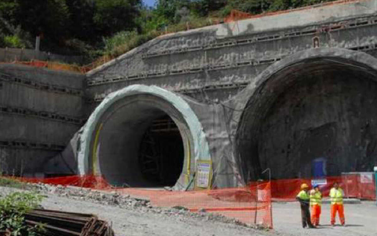 Interruzione lavori raddoppio ferroviario Messina-Catania: si cercano soluzioni per smaltire l’arsenico