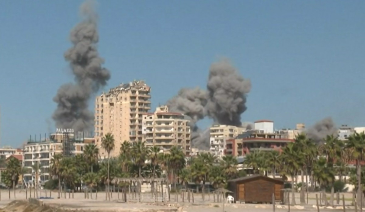 VIDEO | Spiaggia deserta e palazzi in fumo: le terribili immagini del raid a Tiro