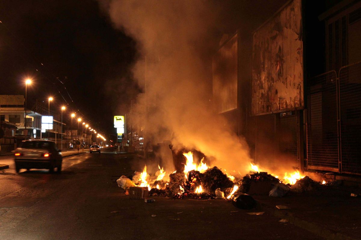 Palermo, rogo di rifiuti di fronte la scuola Saladino: disposta evacuazione