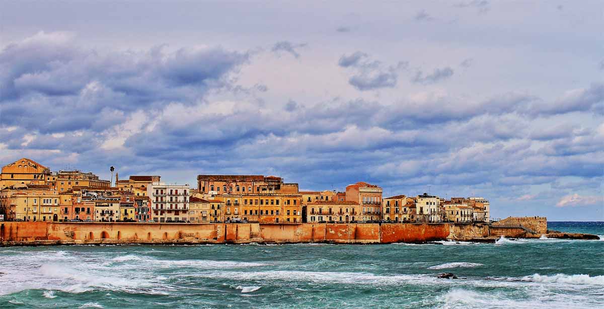 Brutale aggressione a Siracusa: ragazzina picchiata da branco di coetanee