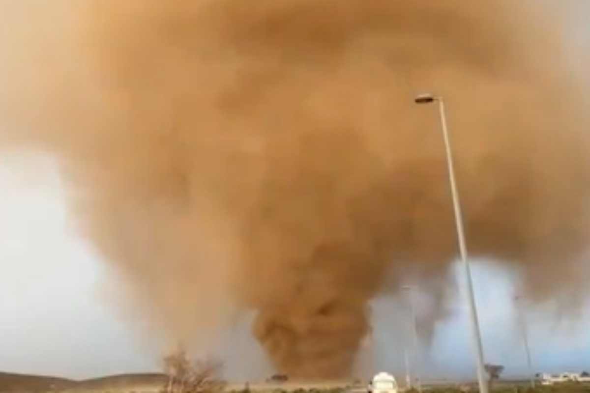VIDEO | Emirati Arabi, spettacolare tornado di sabbia e fulmini
