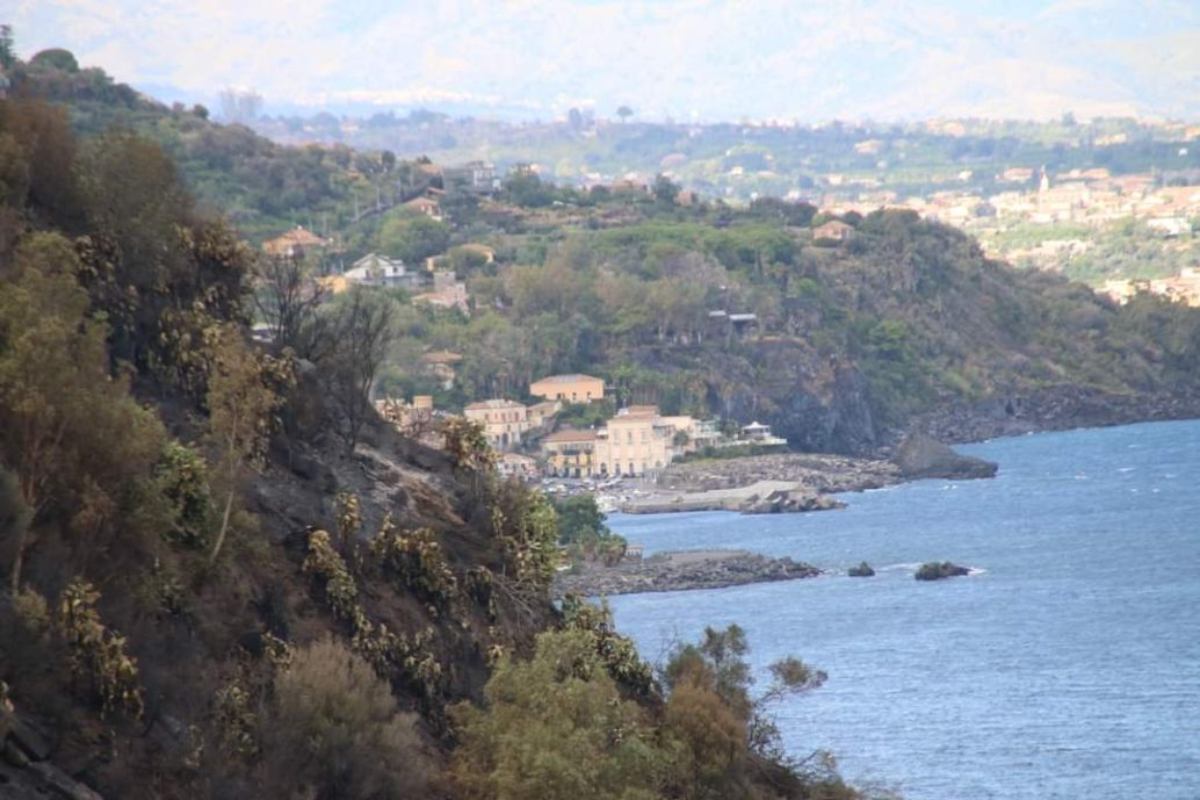 Galleria foto 'Acireale, l’allarme Timpa e il rischio incendi. L’Ass. Messina al QdS: “Ecco la reale gestione”' - foto 3