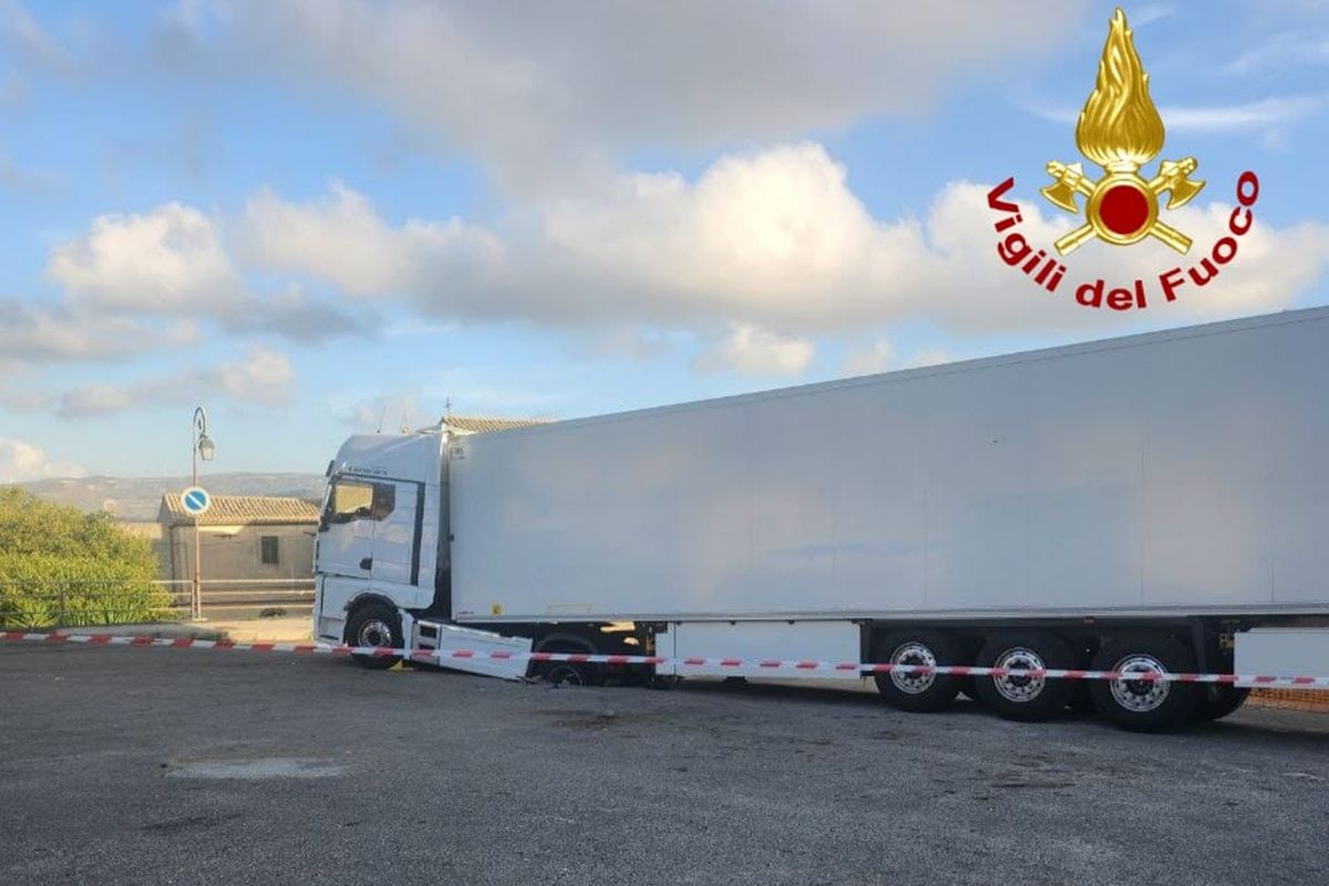 Vizzini, tir dentro una voragine