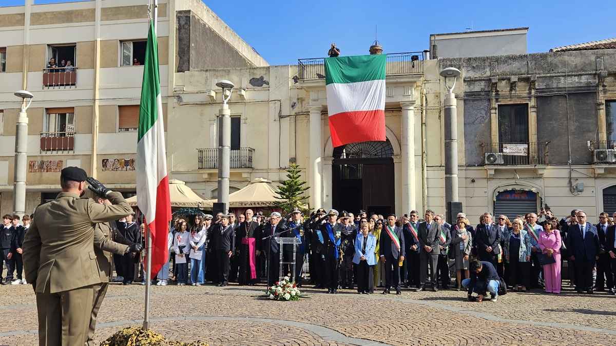 FOTO | Senso di comunità, giovani e futuro: la cerimonia a Riposto per il 4 novembre