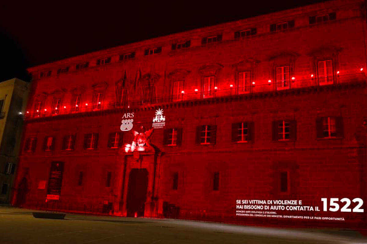 Giornata contro la violenza alle donne, l’Ars si tinge di rosso