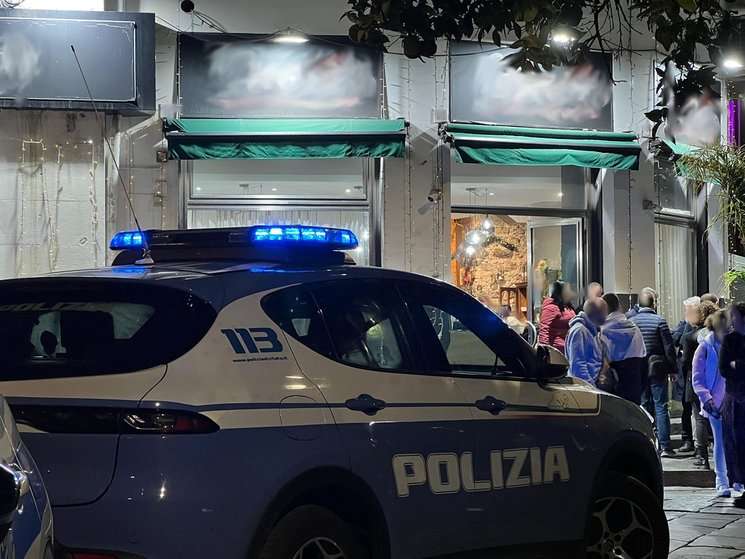 Gravi irregolarità, pesanti sanzioni per un locale in zona Castello Ursino