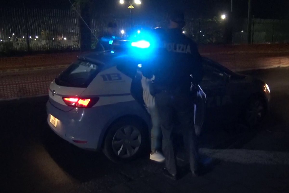 Panico in casa a Catania, 25enne minaccia con il coltello i due coinquilini: arrestato