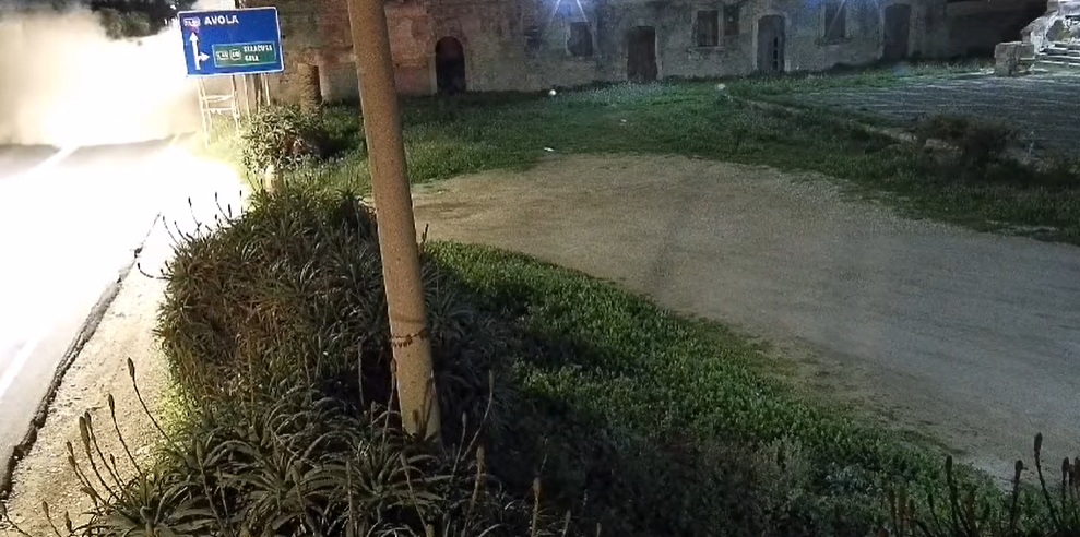 VIDEO | Il crollo del muro di un casolare a Cassibile: tragedia sfiorata