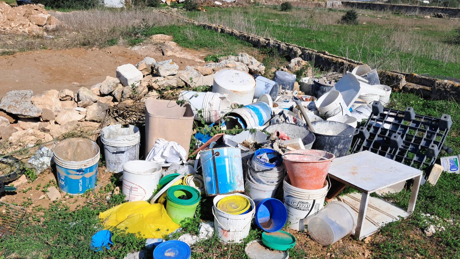 FOTO E VIDEO | Discarica a cielo aperto a Favignana: denunciato 62enne per gestione illecita di rifiuti