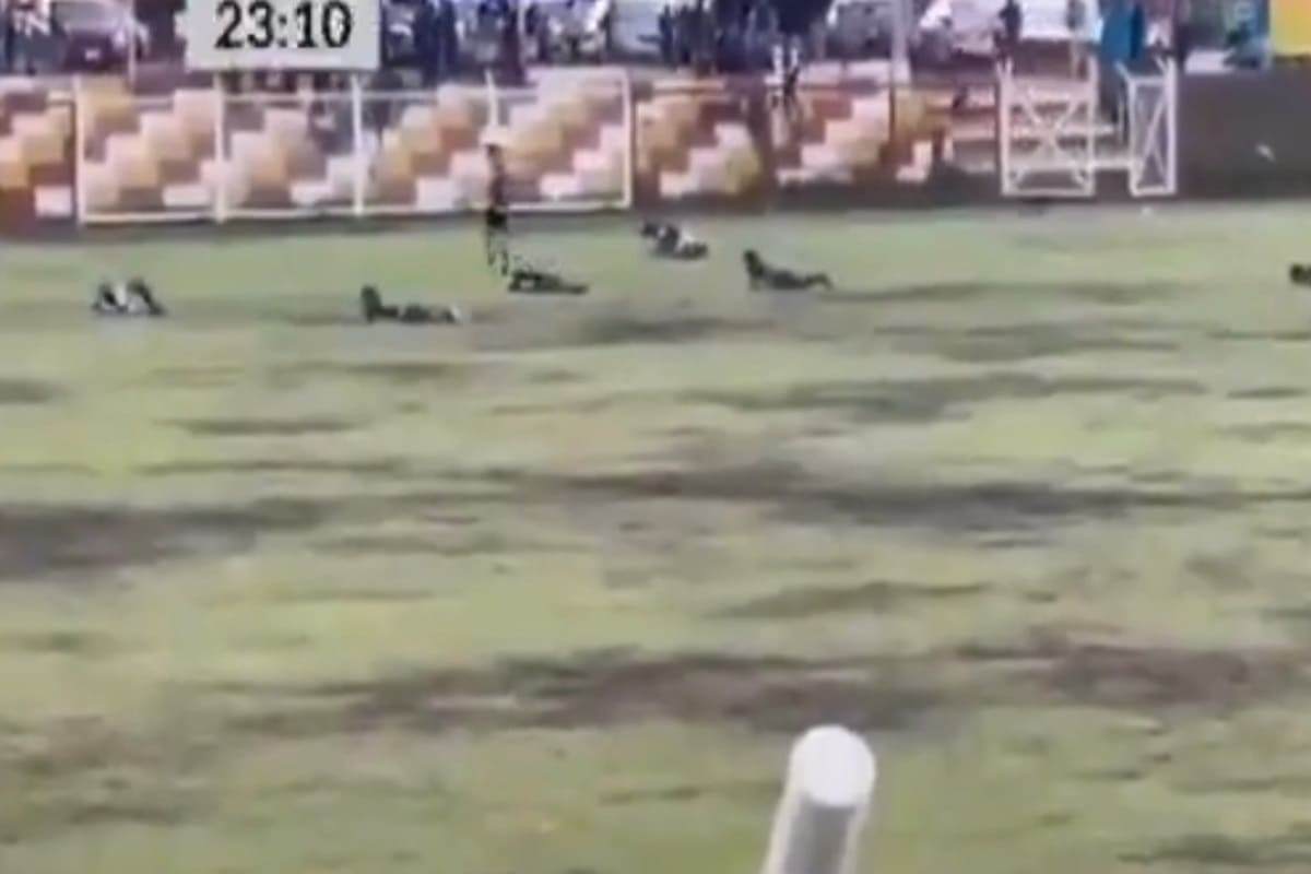 VIDEO | Shock durante la partita, fulmine colpisce campo da calcio: un morto, diversi feriti