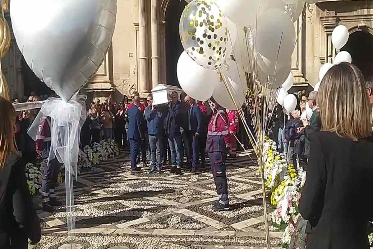 VIDEO | Folla commossa ai funerali di Margaret Spada. La sorella: “Volevo vederti felice”