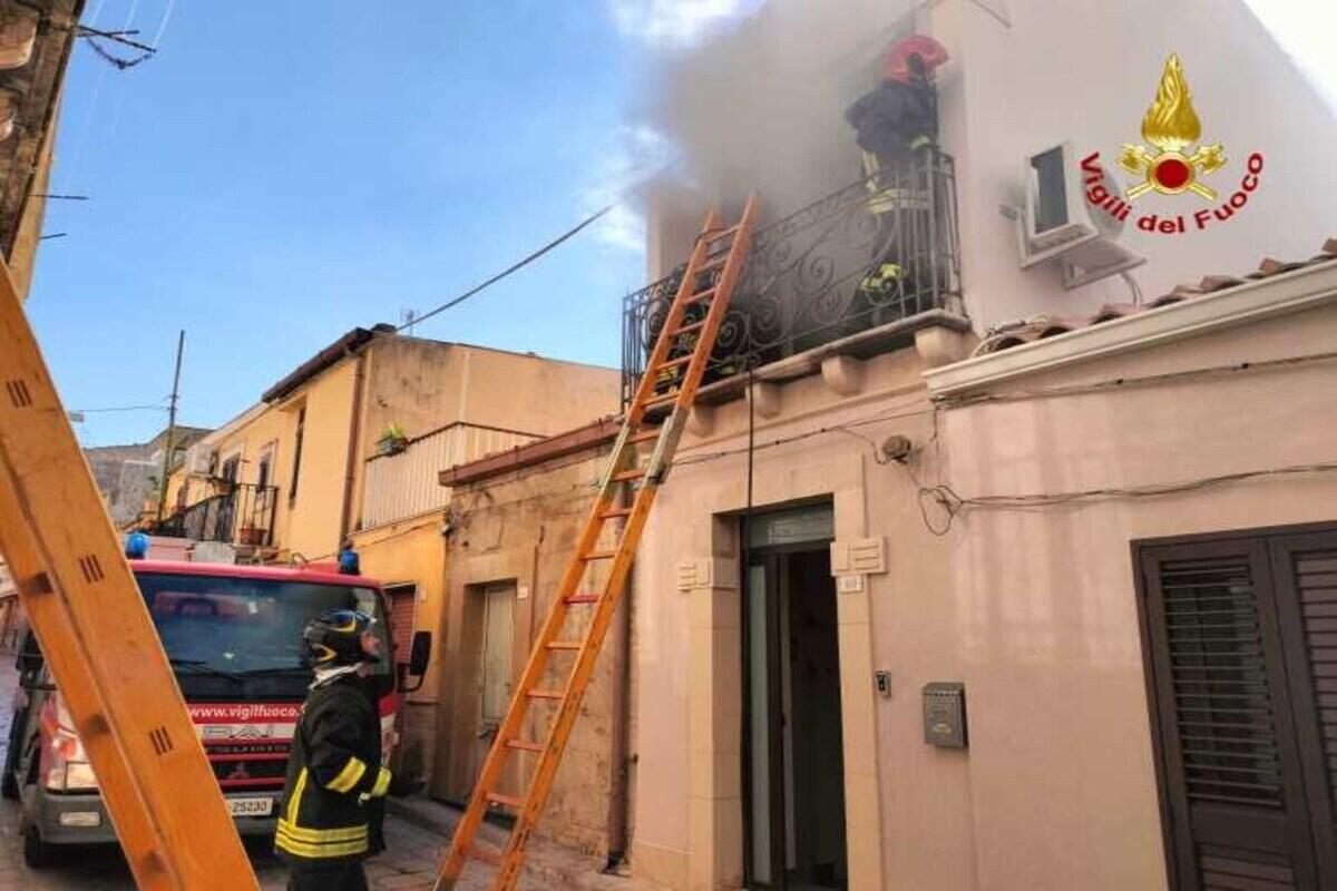 Chiaramonte Gulfi, paura per un incendio in una mansarda