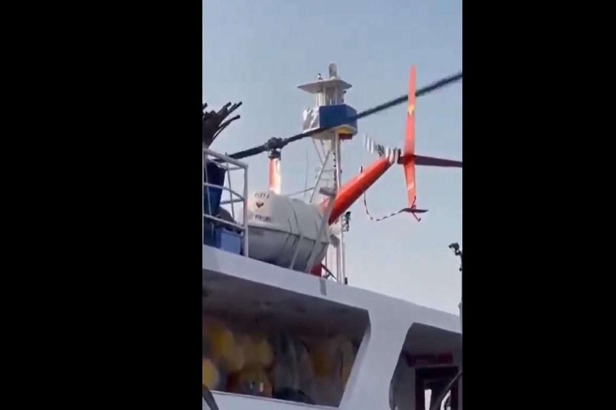 VIDEO | L’elicottero non riesce a decollare e precipita sulla barca: ferito pilota