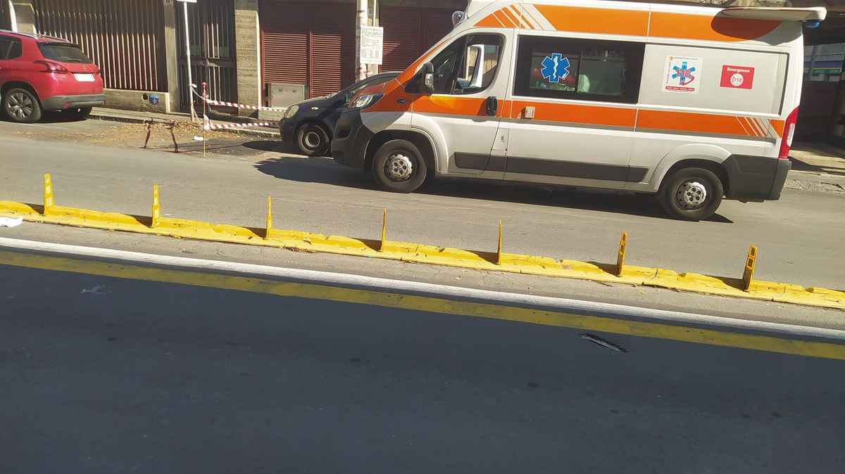Catania, scooterista ferito in via Oliveto Scammacca: 118 sul posto