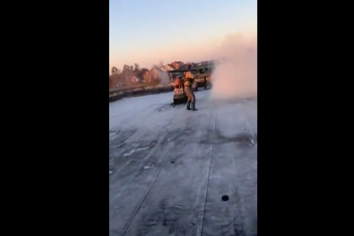 VIDEO | Guerra in Ucraina, l’insegnante d’asilo diventa soldato e abbatte il missile russo