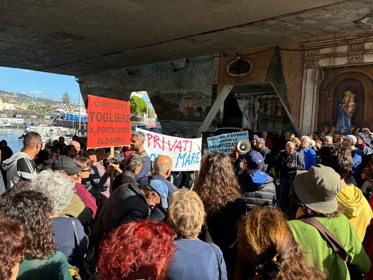 FOTO e VIDEO | No alla privatizzazione del Porticciolo di Ognina: l’urlo di protesta di abitanti e pescatori