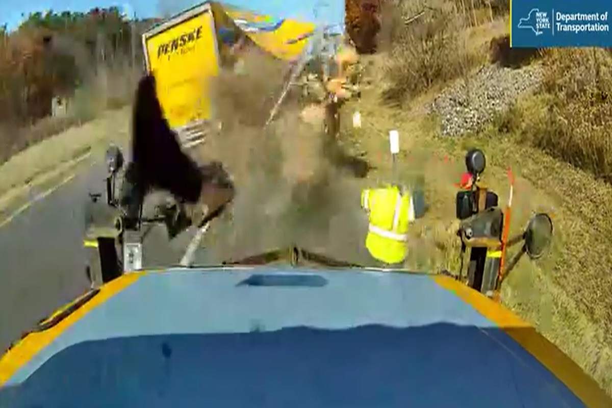 VIDEO | “Miracolo” a lavoro, operaio schiva camion ad alta velocità per un soffio