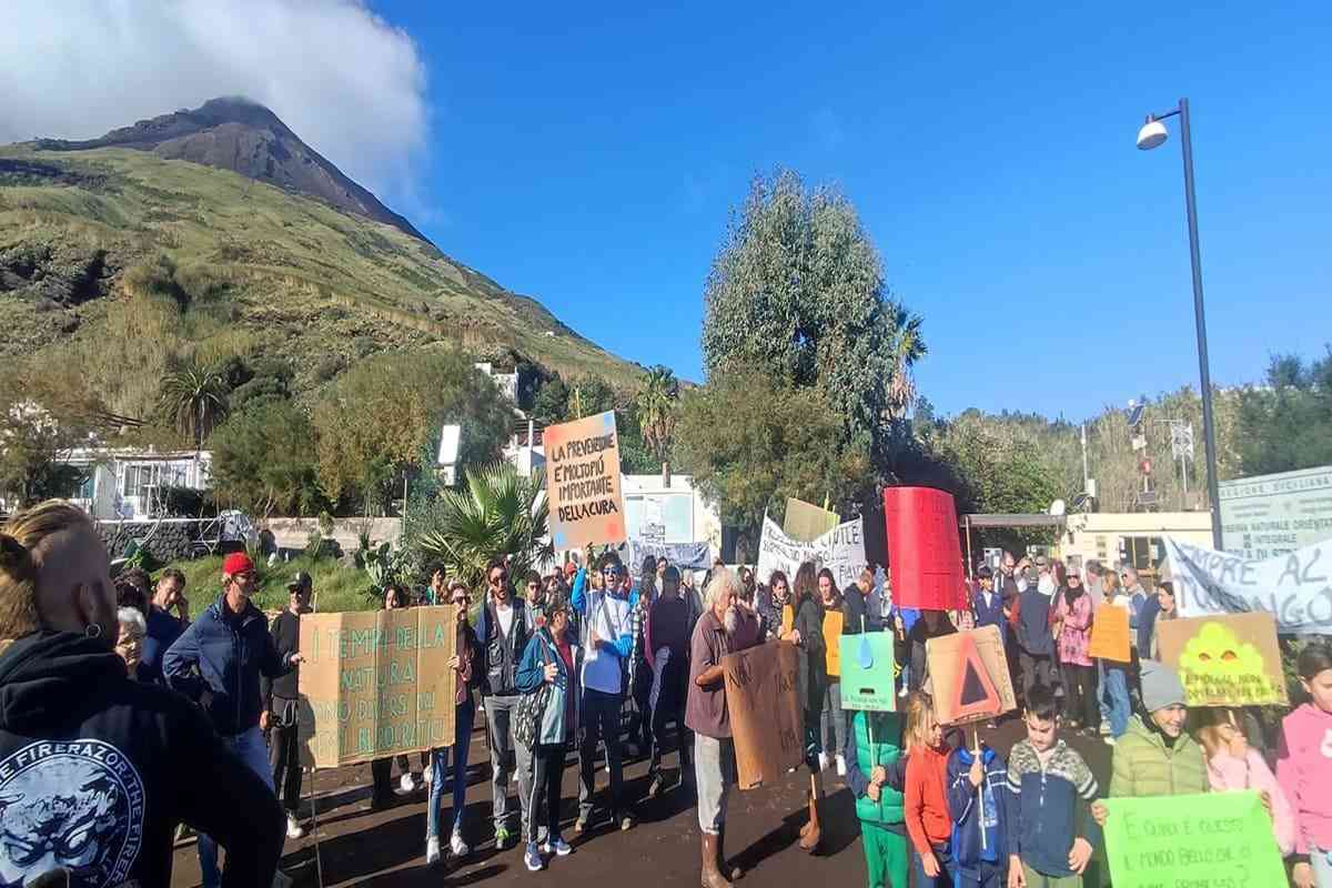 VIDEO | “L’Isola sta franando lentamente”, Stromboli e Ginostra in protesta dopo le alluvioni