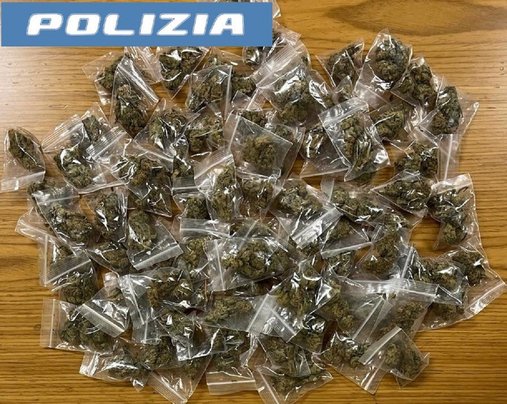 Tentano la fuga con addosso la droga: arrestati due catanesi