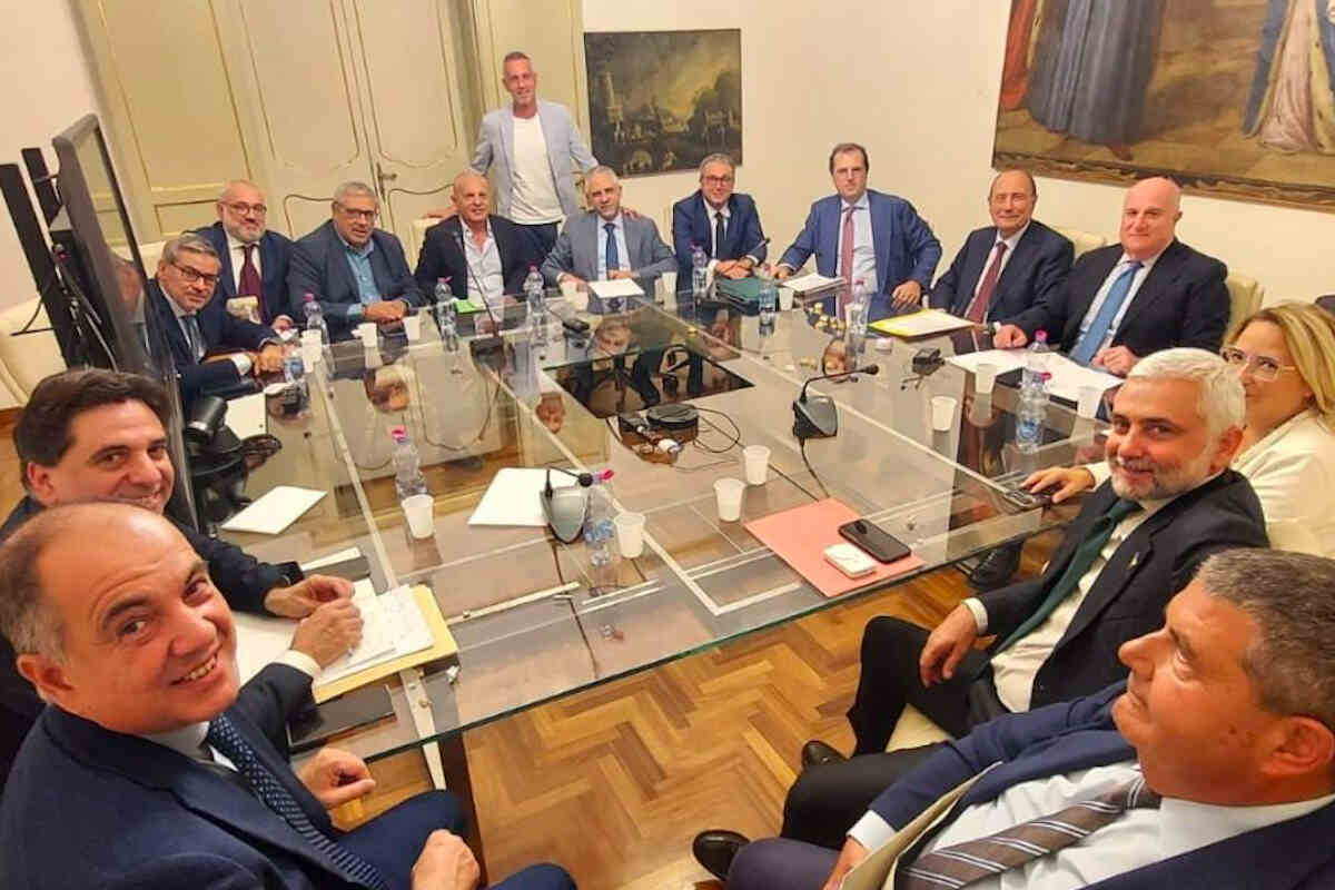 Regione, vertice a Palazzo d’Orleans per nuovi provvedimenti: dalle ex Province al caro voli Regione, vertice a Palazzo d’Orleans per nuovi provvedimenti: dalle ex Province al caro voli
