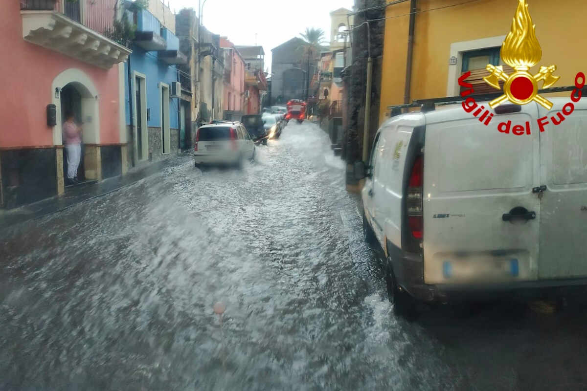 Maltempo in Sicilia, forti disagi ad Acireale: strade allagate: persone bloccate in auto