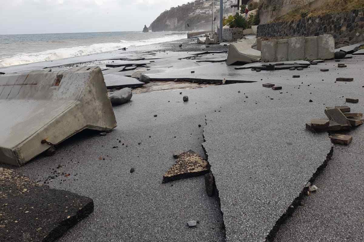 VIDEO | Disastro a Lipari, le mareggiate distruggono il lungomare: “Sparirà tutto”