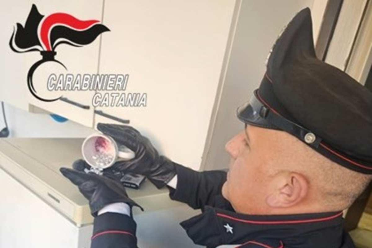 Aci Sant’Antonio, sorpreso con più di 80 dosi di crack e cocaina: arrestato 51enne