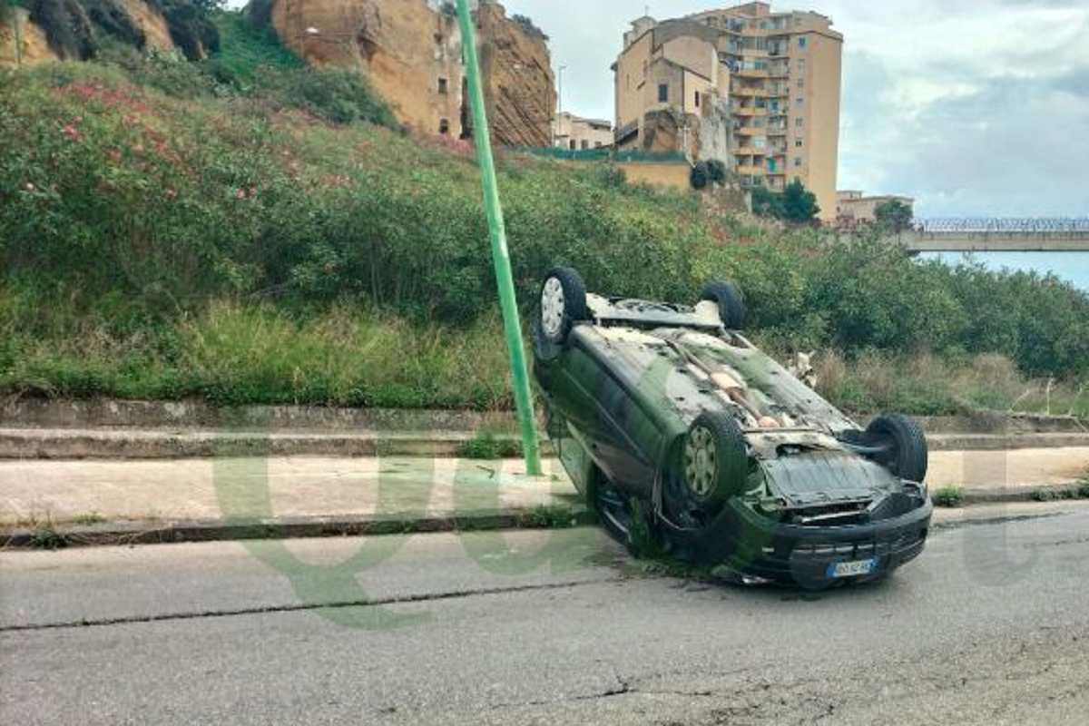 Agrigento, auto si ribalta: donna in ospedale