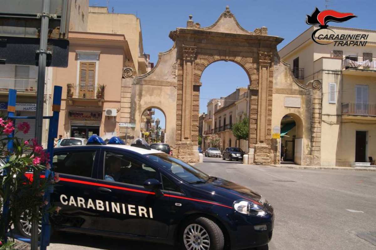 Castelvetrano, giovane picchiato in strada e lasciato a terra svenuto