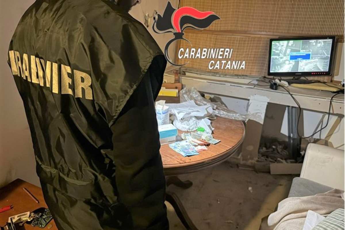 Catania, spaccio e traffico di droga: due arresti, coinvolto un minorenne