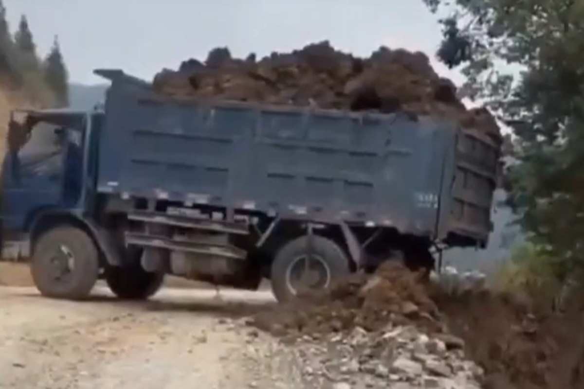 VIDEO | Cina, incidente sul lavoro: camion si ribalta e cade in un burrone