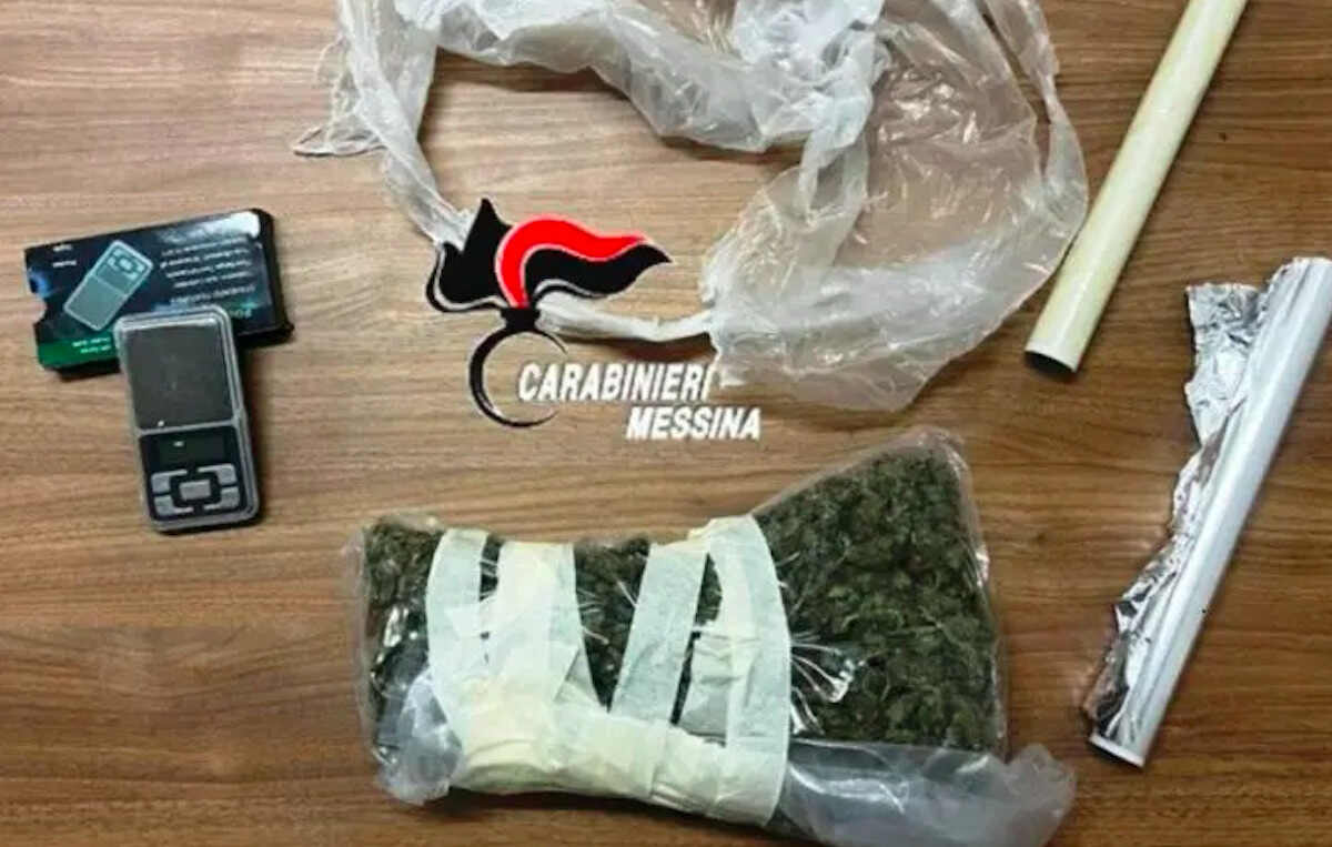 Messina, nascondeva 450 grammi di marijuana nel cuscino del divano: arrestato 61enne