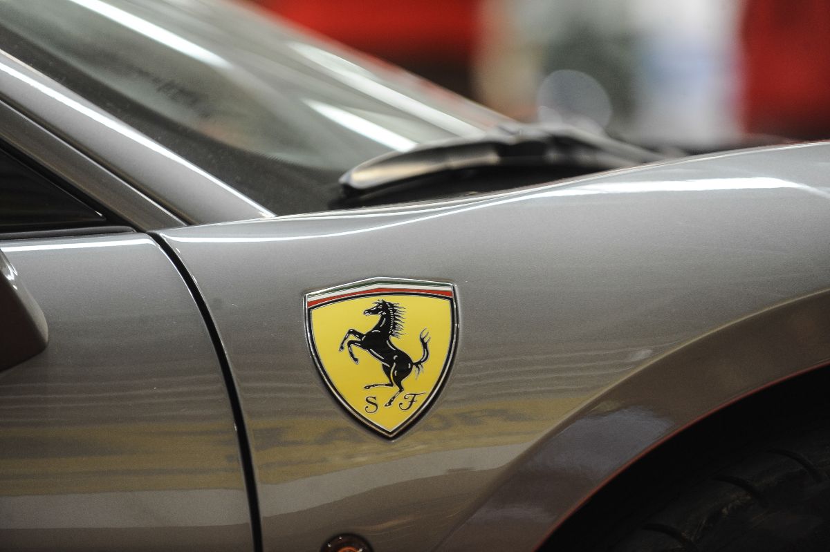 Meccanico distrugge la Ferrari del cliente, ma deve risarcire solo il 50% dei danni: ecco perché