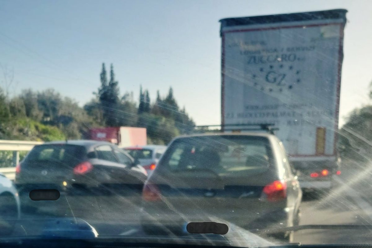 A18, tamponamento bus-tir tra Acireale e Catania: traffico in tilt