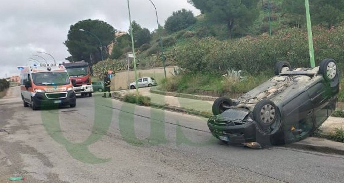 Agrigento, auto si ribalta: donna in ospedale