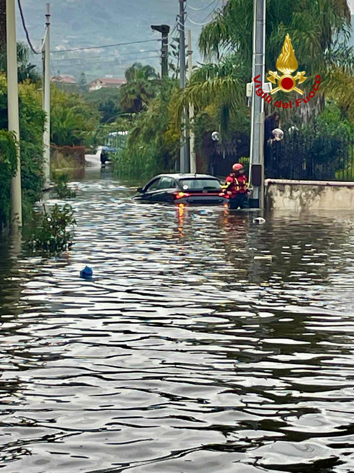 Allerta rossa e arancione per il maltempo prima di Pasqua, pioggia e raffiche di vento