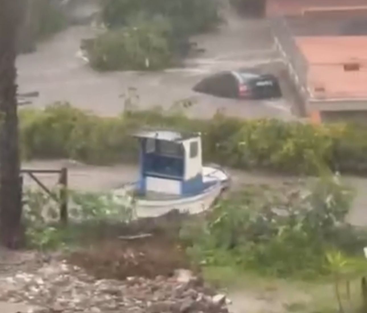 VIDEO | Il maltempo colpisce Riposto: fiume in piena in via Carbonaro