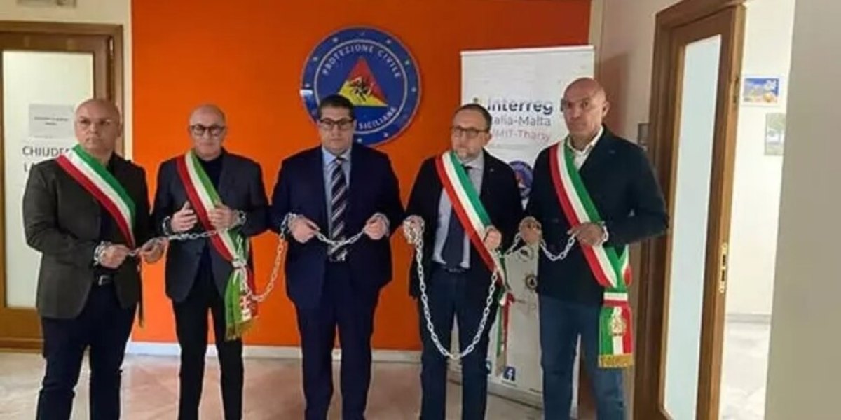 Siccità, i sindaci dell’Ennese con catene ai polsi occupano la sede della Protezione civile Siccità, i sindaci dell’Ennese con catene ai polsi occupano la sede della Protezione civile