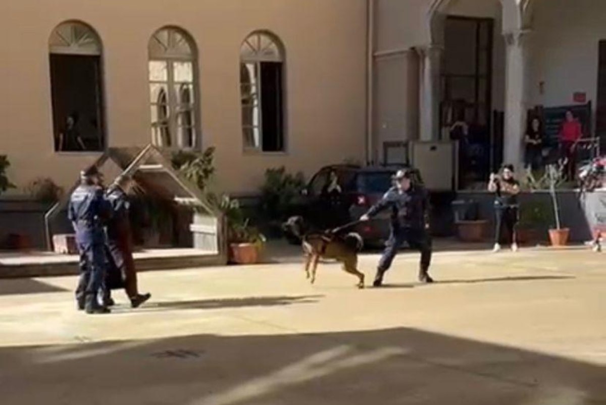 Palermo, spari a salve a scuola davanti ai bambini: è polemica. Schifani: “Profondo sconcerto”