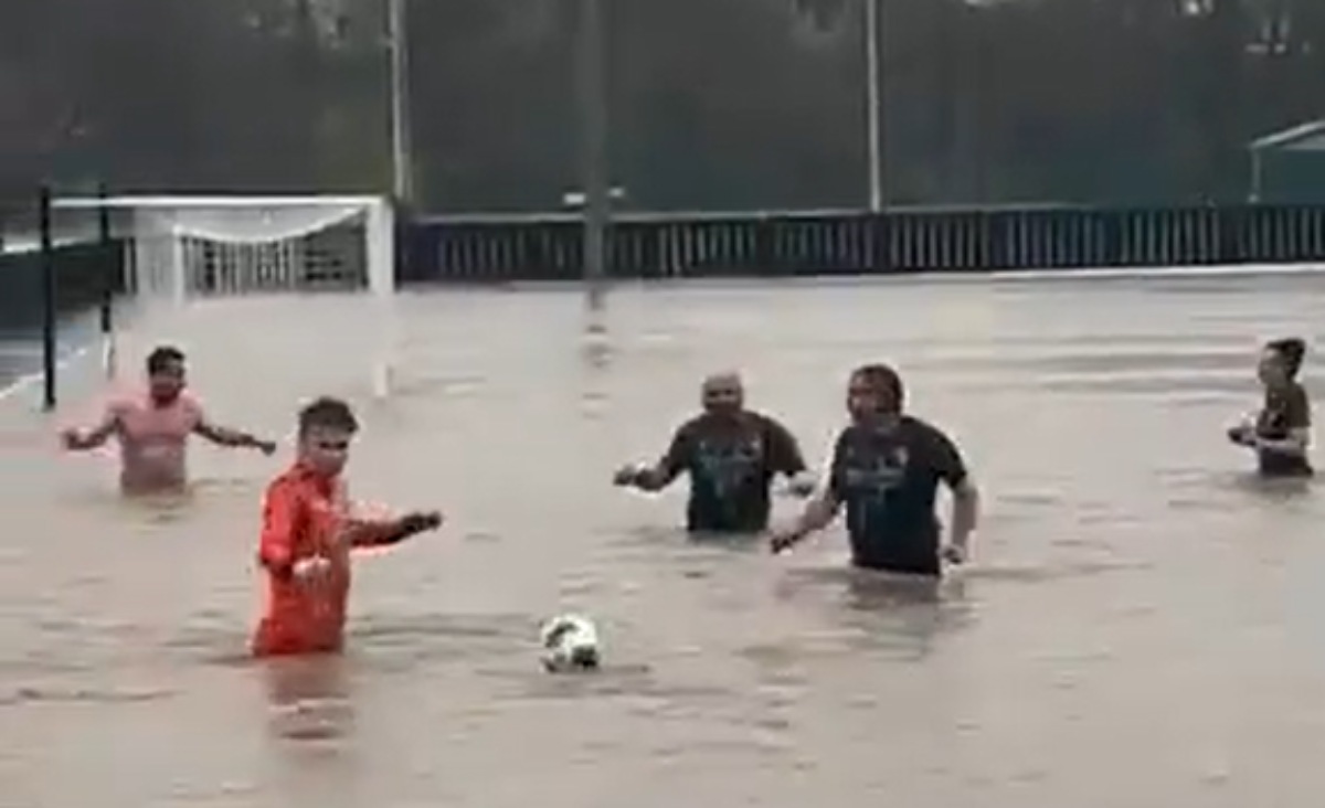 VIDEO | Il campo è allagato, ma i giocatori entrano lo stesso in campo: ecco come