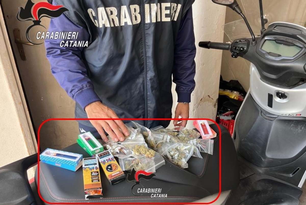 Catania, girava sullo scooter con stupefacenti e sigarette elettroniche contenenti THC: arrestato 26enne