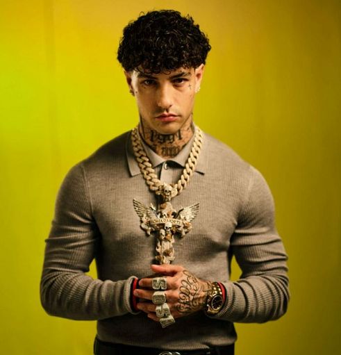 Danno a immagine di Tony Effe per esclusione da concerto di Roma