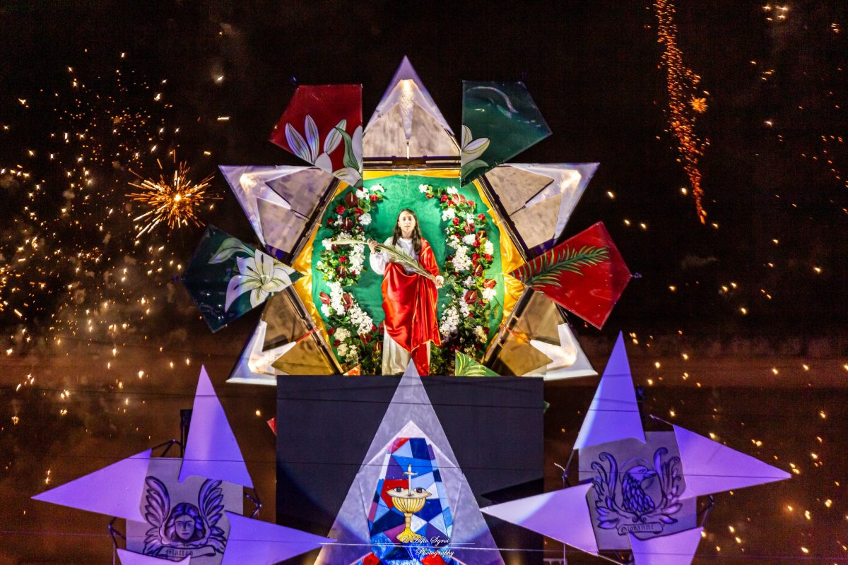 Devozione, maestria artigianale e tradizione. La magica atmosfera dei Carri di Santa Lucia