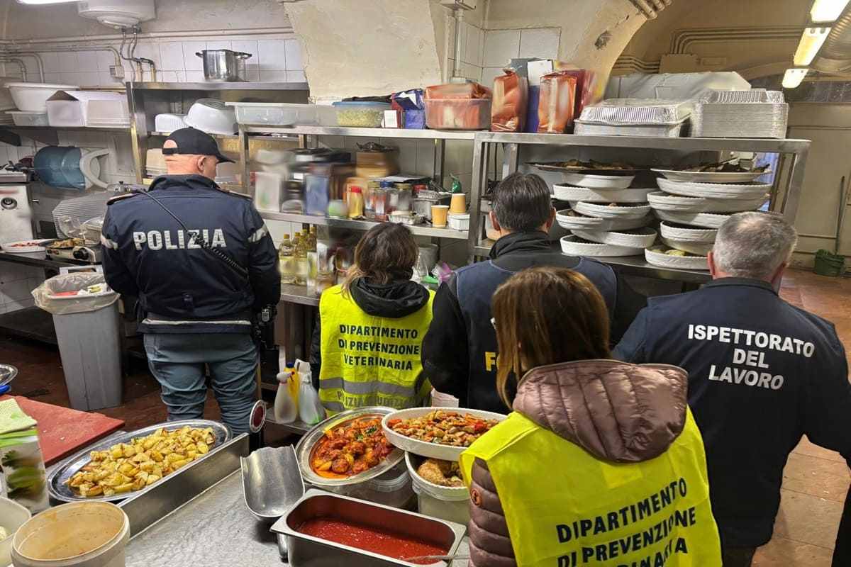 FOTO | Arancino al… tabacco, cicche di sigaretta e igiene inesistente: maxi sanzione a bar di Catania