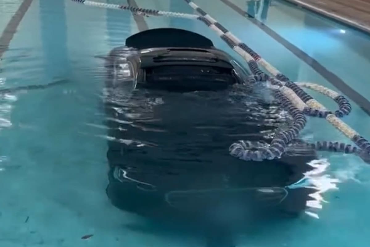 VIDEO | Auto sfonda la parete di una palestra e finisce nella piscina